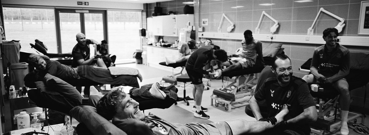 Everton's tweet photo. From Merlin's 📷 roll... 🤌 https://t.co/UZRnuQmPKK