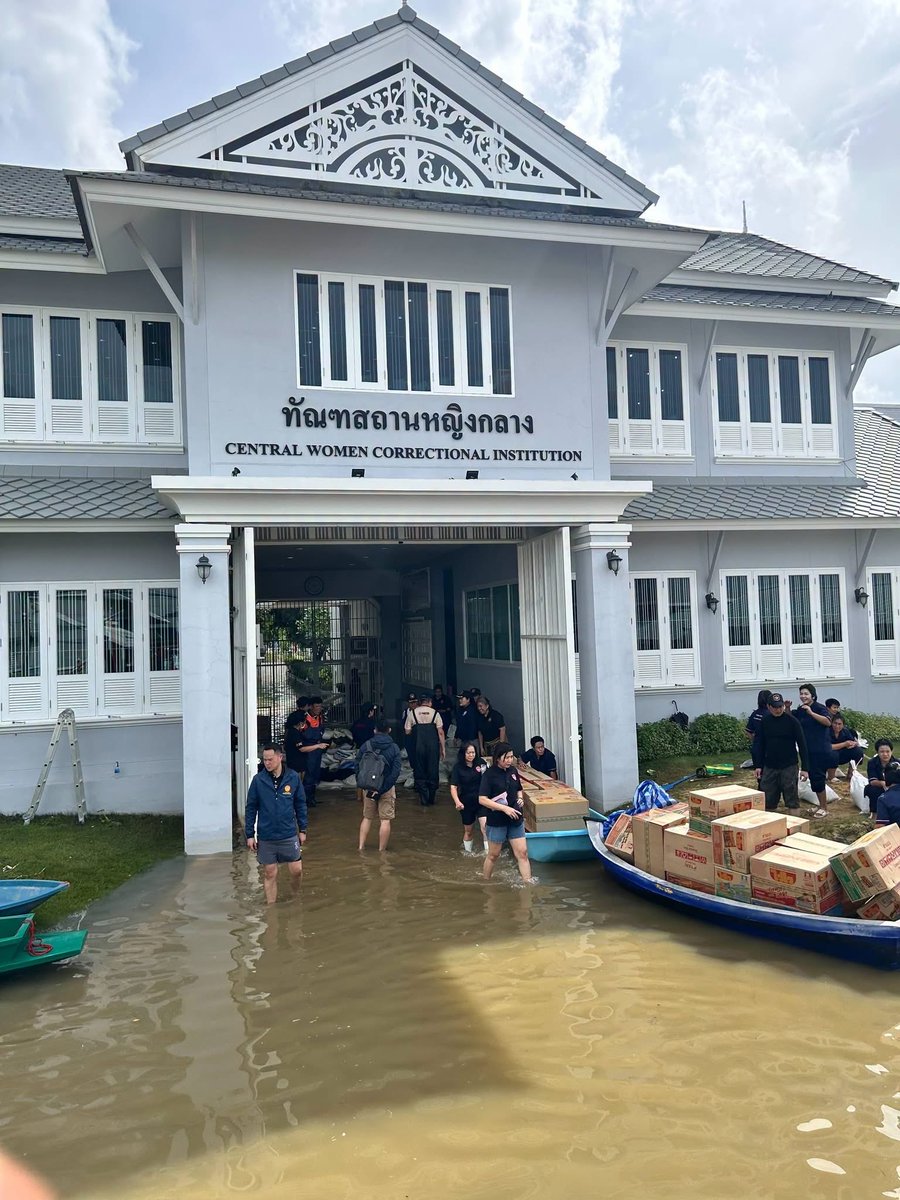 mrmongkhon1138's tweet photo. @js100radio 📌28 ก.ย.69 ร้อยตำรวจเอก สุรวุฒิ รังไสย์ รองอธิบดีกรมกรมราชทัณฑ์ ฝ่ายบริหาร ตรวจเยี่ยมสถานการณ์อุทกภัยในเขตพื้นที่เรือนจำกลุ่มลาดยาว เขตจตุจักร  ตรวจเยี่ยมสถานการณ์พื้นที่บ้านพักข้าราชการ และให้กำลังใจเจ้าหน้าที่ผู้ปฏิบัติงาน เจ้าหน้าที่ผู้ประสบภัย ตลอดจนครอบครัว https://t.co/QnVYKOoVlU