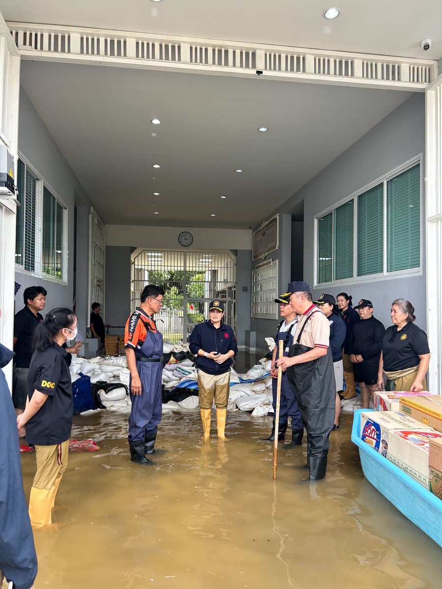 mrmongkhon1138's tweet photo. @js100radio 📌28 ก.ย.69 ร้อยตำรวจเอก สุรวุฒิ รังไสย์ รองอธิบดีกรมกรมราชทัณฑ์ ฝ่ายบริหาร ตรวจเยี่ยมสถานการณ์อุทกภัยในเขตพื้นที่เรือนจำกลุ่มลาดยาว เขตจตุจักร  ตรวจเยี่ยมสถานการณ์พื้นที่บ้านพักข้าราชการ และให้กำลังใจเจ้าหน้าที่ผู้ปฏิบัติงาน เจ้าหน้าที่ผู้ประสบภัย ตลอดจนครอบครัว https://t.co/QnVYKOoVlU