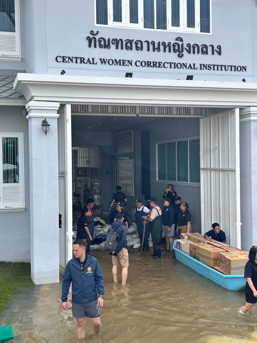 mrmongkhon1138's tweet photo. @js100radio 📌28 ก.ย.69 ร้อยตำรวจเอก สุรวุฒิ รังไสย์ รองอธิบดีกรมกรมราชทัณฑ์ ฝ่ายบริหาร ตรวจเยี่ยมสถานการณ์อุทกภัยในเขตพื้นที่เรือนจำกลุ่มลาดยาว เขตจตุจักร  ตรวจเยี่ยมสถานการณ์พื้นที่บ้านพักข้าราชการ และให้กำลังใจเจ้าหน้าที่ผู้ปฏิบัติงาน เจ้าหน้าที่ผู้ประสบภัย ตลอดจนครอบครัว https://t.co/QnVYKOoVlU