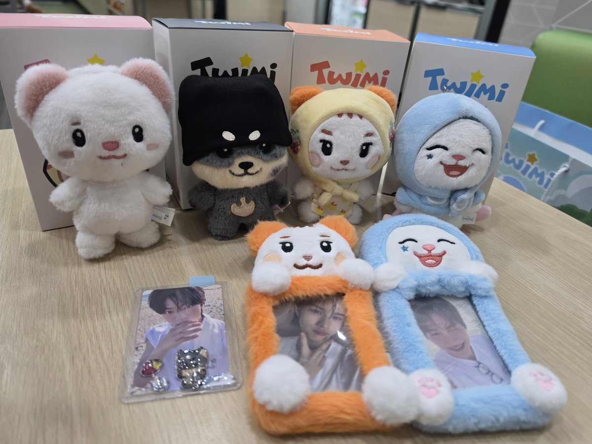 do_do_42's tweet photo. 도쥬니 포카홀더 살걸 그랬남...! https://t.co/NJUgQqrWic