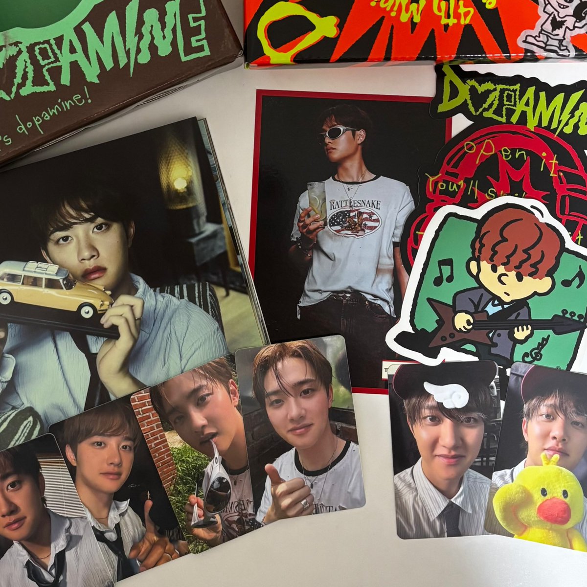 d12_gy's tweet photo. 🎧🤍✨

#됴파민    
#Guitarist_DOPAMINE     
#도경수  
#DOHKYUNGSOO https://t.co/AULMnuxjFz