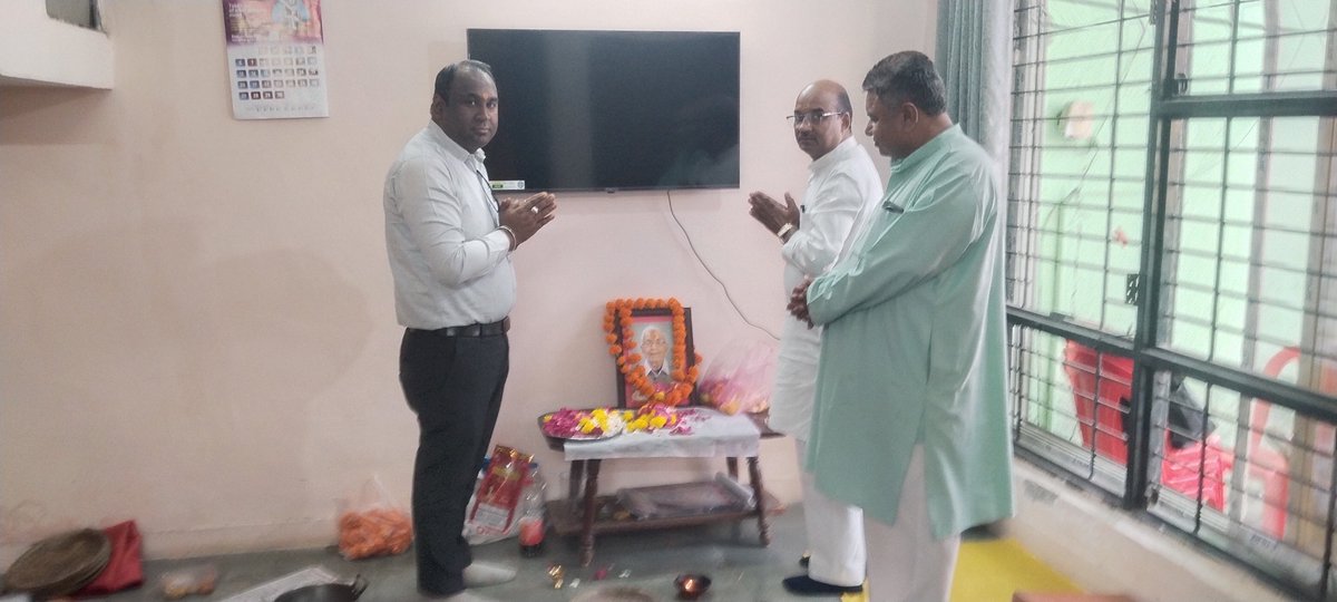 prashantbjp03's tweet photo. आज भारतीय जनता पार्टी के वरिष्ठ नेता एवं पूर्व पार्षद आदरणीय भाई साहब श्री आसाराम शर्मा जी के समधी स्व. राधेश्याम शर्मा जी के त्रयोदशी कार्यक्रम पर सम्मिलित होकर उनके चित्र पर पुष्पांजलि अर्पित कर श्रद्धा सुमन व्यक्त किये। https://t.co/HdYTYqd0GH