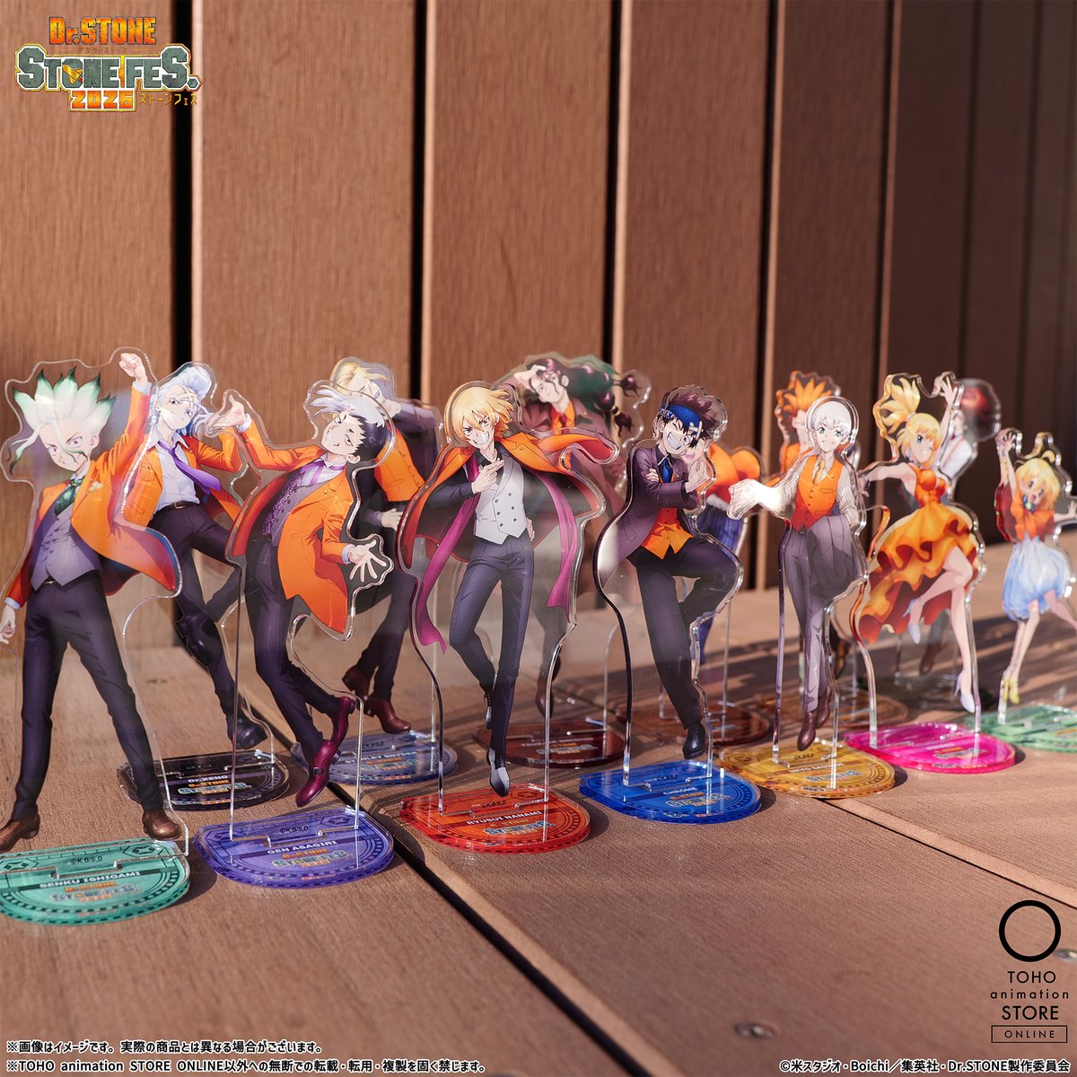 STONE_anime_off's tweet photo. ／
#STONEFES .2026グッズ紹介
＼

本日のグッズ紹介は『アクリルスタンド』、
『箔押しアクリルキーホルダー』!!

豪華なイベント仕様の衣装をまとった
キャラクターたちのアクリルスタンドと
箔押しで特別感のあるアクリルキーホルダーは
イベントの思い出写真としても活躍すること間違いなし!!

▼グッズ詳細はこちら
https://t.co/RLGqjcXwRR

▼イベント特設サイトはこちら
https://t.co/H0oyzRzgMa

#DrSTONE