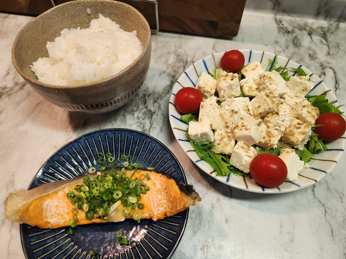 hiro85661180's tweet photo. 今日の晩御飯は、豆腐サラダ、焼鮭です。
ｲﾀﾀﾞｷ━(人˙꒳​˙  )━ﾏｽｯ
#料理男子 
#飯テロ https://t.co/e5lmvp5bFg