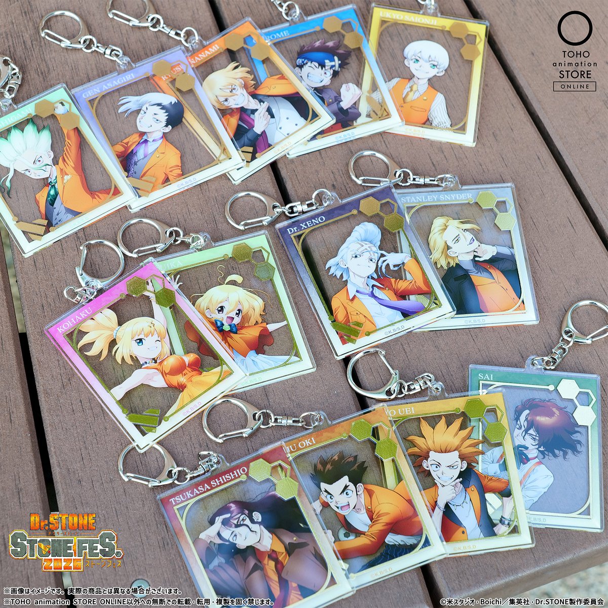 STONE_anime_off's tweet photo. ／
#STONEFES .2026グッズ紹介
＼

本日のグッズ紹介は『アクリルスタンド』、
『箔押しアクリルキーホルダー』!!

豪華なイベント仕様の衣装をまとった
キャラクターたちのアクリルスタンドと
箔押しで特別感のあるアクリルキーホルダーは
イベントの思い出写真としても活躍すること間違いなし!!

▼グッズ詳細はこちら
https://t.co/RLGqjcXwRR

▼イベント特設サイトはこちら
https://t.co/H0oyzRzgMa

#DrSTONE