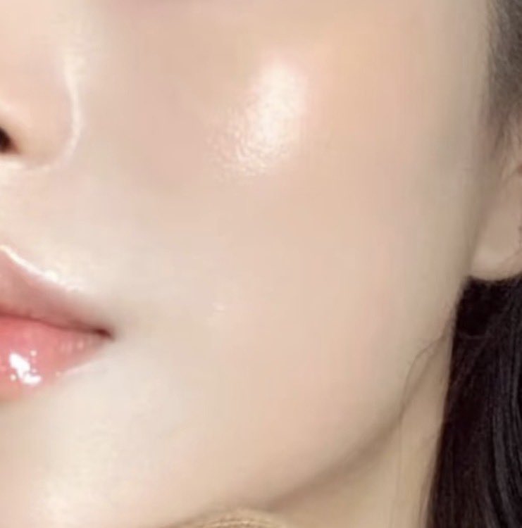 yuna_select's tweet photo. 未だにファンデ手で塗ってる人全員見て？？？wakemakeのブラシ、テク無しでツルッッツルになるよ🥺🫧三上悠亜ちゃん、本田真凜ちゃん、内田理央ちゃんも激推しのブラシ🥺ムラなく均等に塗れて、毛穴カバーもキープカも仕上がりもレベチ。これ使うとつやんつやんの陶器肌爆誕する🥹！！！！ https://t.co/5I7upmodyM