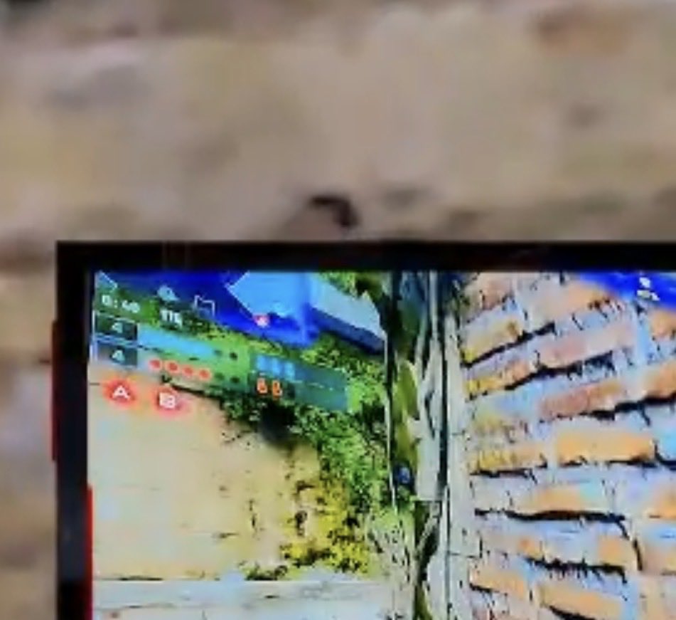 ultsx's tweet photo. @LewTeeCoD @ConsoleKings @Virsuh @freezyrr0___ lol you can see the red dot from the UAV hacks he’s running. This red dot was live pinged for the entire time he was in the corner. https://t.co/4YAWaplOjK