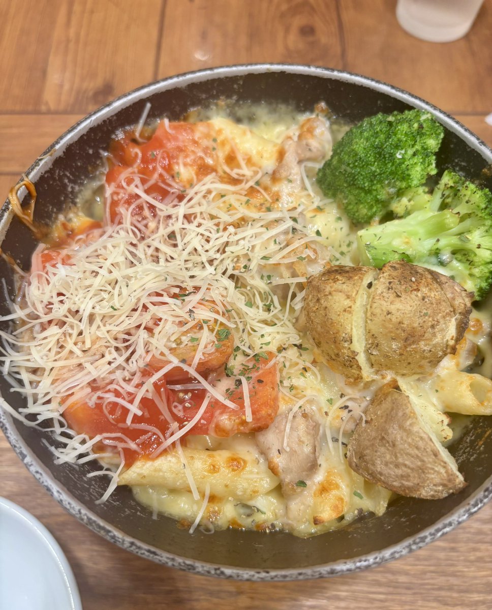 enna1010's tweet photo. ポイントが貯まってたのでルミネで🍽️
神戸本町ドリア、初めて食べた。

ドリアよりも気持ち軽めな気がして、野菜たっぷりのグラタンにしてみたけど、多分ドリアを食べるべきだった…

下にロウソクの火があって熱熱🔥

無くしてたと思ってたヴィヴィアンの傘が見つかって嬉しい☺️ https://t.co/zuRG9qrI2M