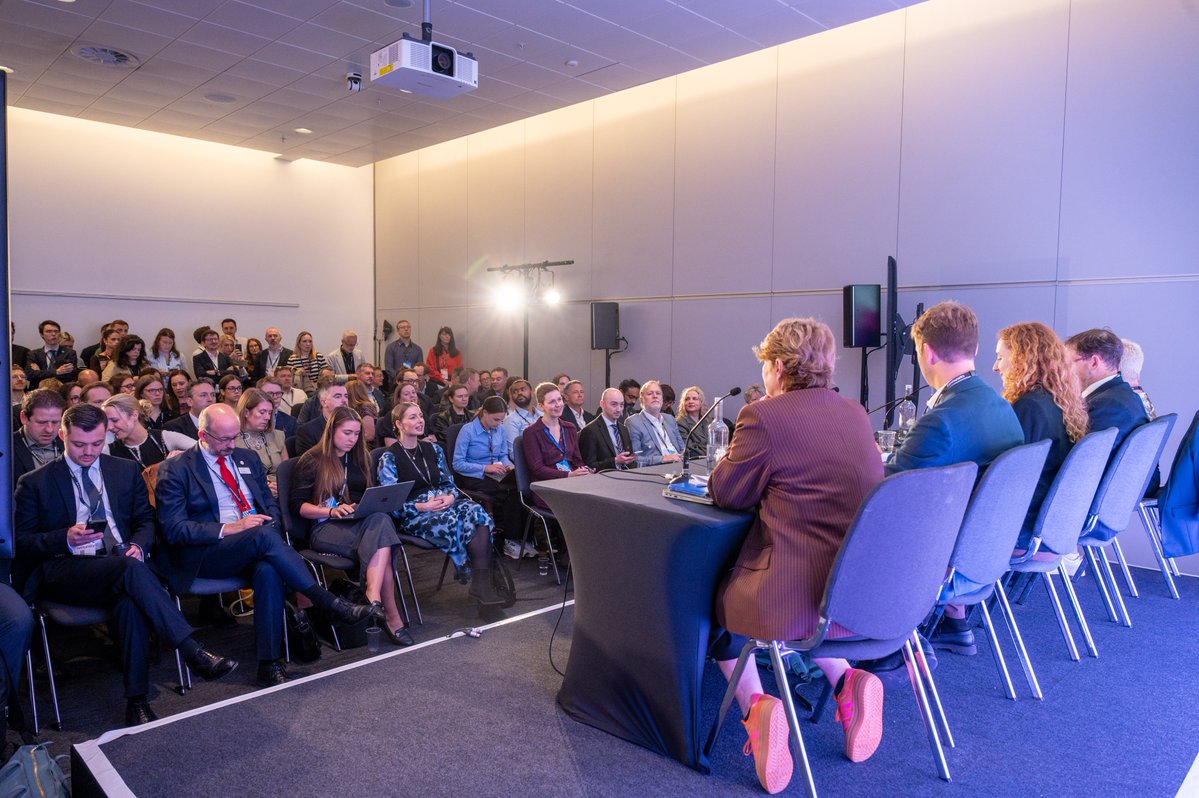 TotalPolitics's tweet photo. Our panel on 'Britain as a Life Sciences Superpower' was packed: @JoshFG MP shared how local knowledge & smaller-scale trials could improve access to research, with @emily4MK MP, @ABPI_UK, @asthmalunguk & @acmedsci.
Chair: @zoenora6 of @politicshome at @UKLabour #HandCF26 #Lab26 https://t.co/AIUaCi9lK4