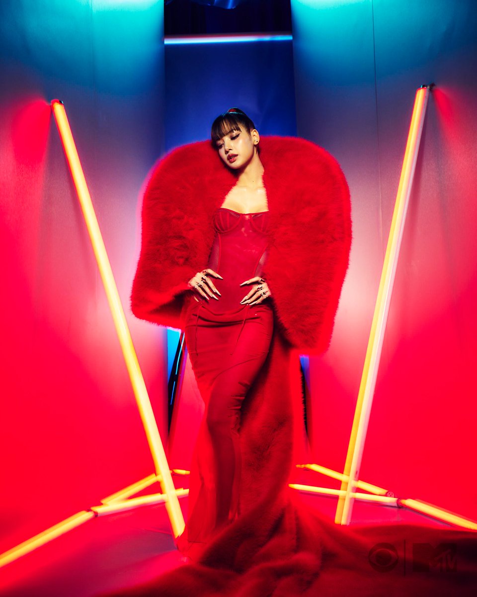 lalisabrasil's tweet photo. .@BritishVogue: Todos os melhores looks do tapete vermelho do VMA

#4. #LISA 

SAWADIKA LISA ON VMAS 
#LISAisBACK_VMAS
@wearelloud https://t.co/i4SfZqFXzS