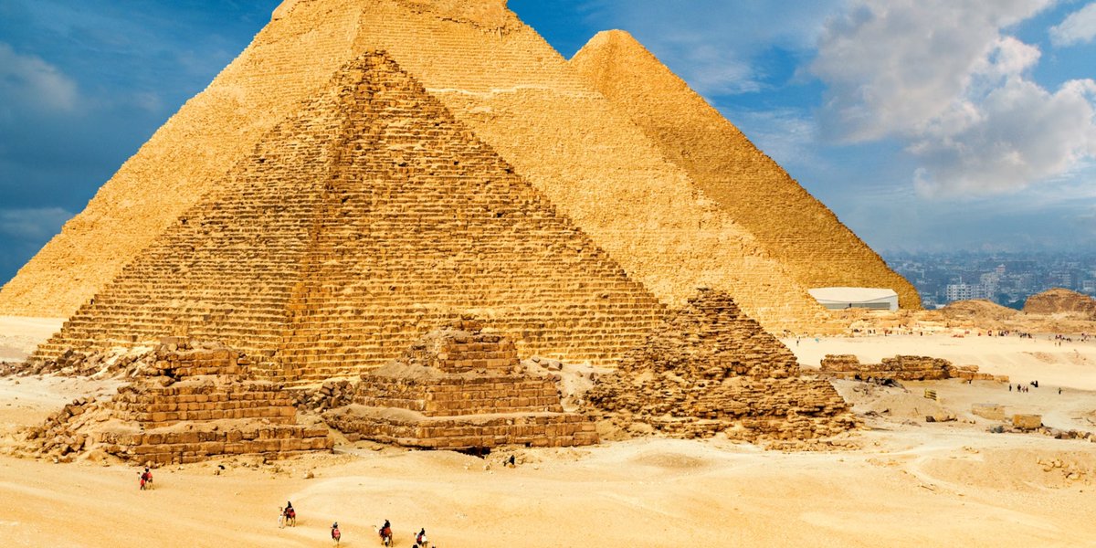 godsofourlands's tweet photo. The Great Pyramid of Giza is over 4,500 years old, and we're still discovering its secrets.

Here are 10 facts that will change how you see it. 🧵👇
#HistoryMonday #Egypt https://t.co/NJXFR27gmB