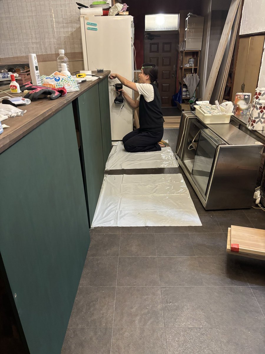 v02UtPoS5osEclD's tweet photo. な〜んとゆう事でしょ〜✨
ボランティア代表紀子親方が夜な夜なカウンター作りをこんなに本格的に作ってくれていて😭
チャッチャッと仕事こなしていく仕事ぶりがカッコ良すぎて私思わずお酒進み見惚れてしまっています💖
ワクワクがどんどん増えていくし皆に感謝感謝でございます！ https://t.co/bit5Vo3vfI