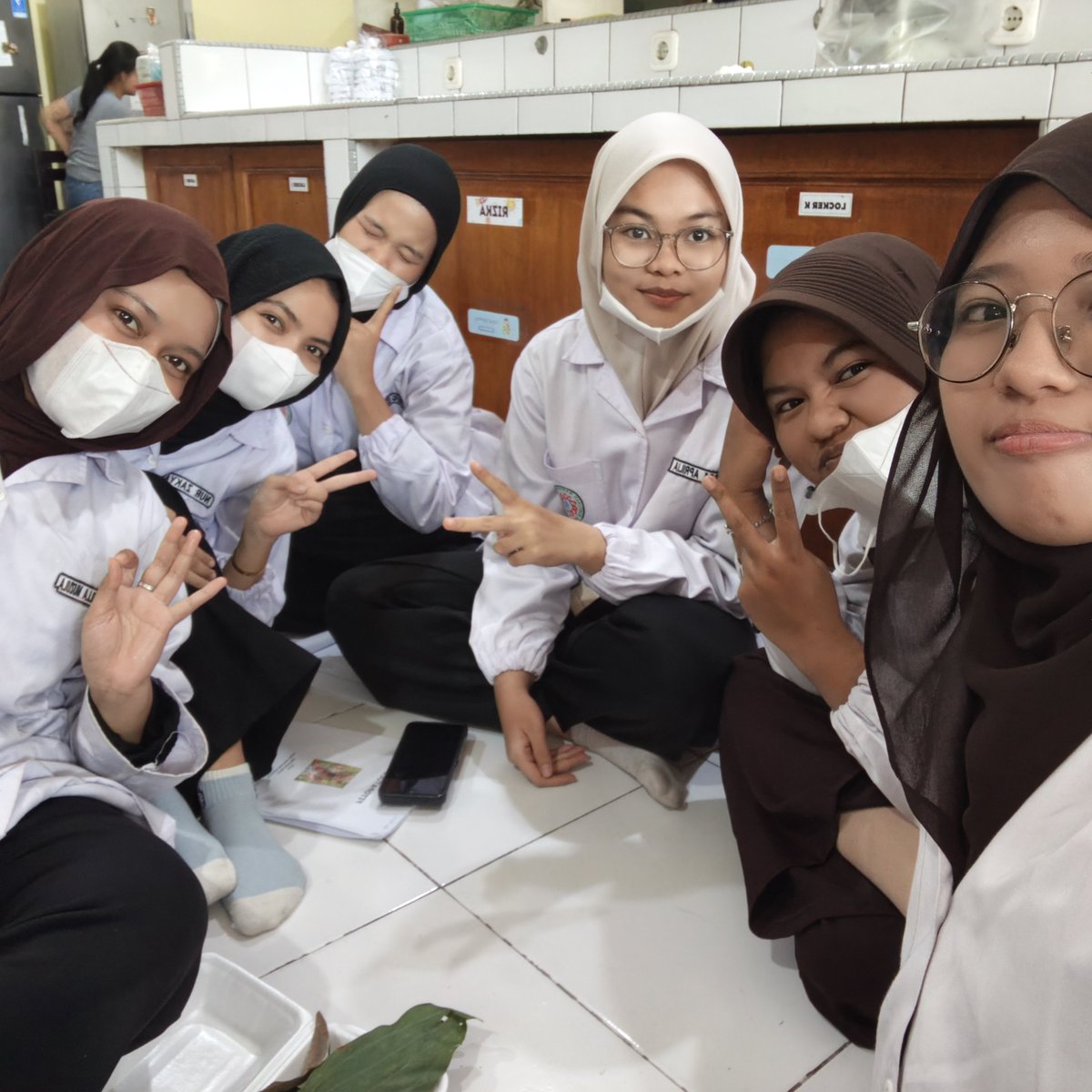 chocobyy_24's tweet photo. ʀᴇᴄᴀᴘ ᴛᴏᴅᴀʏ - 𝟸𝟾.𝟿.𝟸𝟼
hampir di tabrak dᴜa kali 1/10 🤬
numpang mandi kos kawan krn mesin air rumah rusak 😭 5/10
praktikum 𝟾/10 seruuww banget!! 😍tapi capek 😮‍💨 https://t.co/QRgUq3lfHu