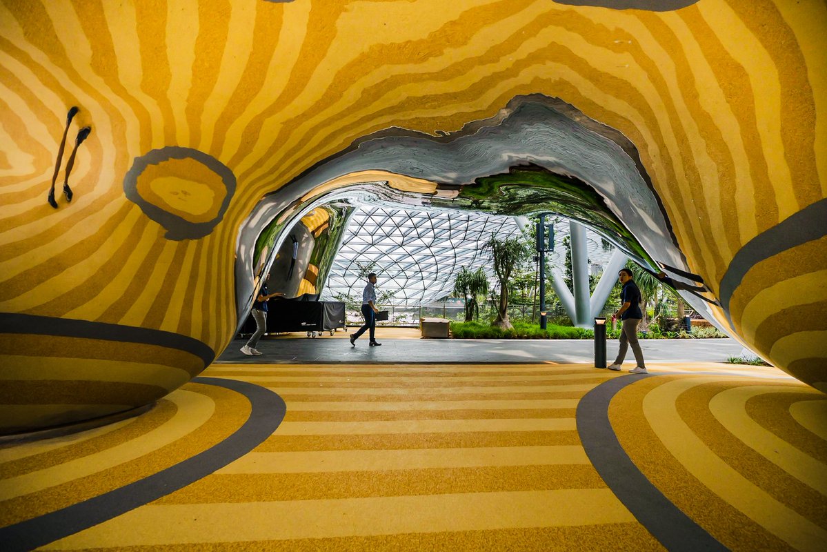 javanng's tweet photo. Proof that airport layovers don’t have to be boring. 

The Discovery Slides at Jewel Changi’s Canopy Park double as a stunning sculptural art piece and an interactive playground. 🇸🇬✨

#jewelchangiairport #singapore #visitsingapore #changiairport #artislife https://t.co/YmtUDS3UtY