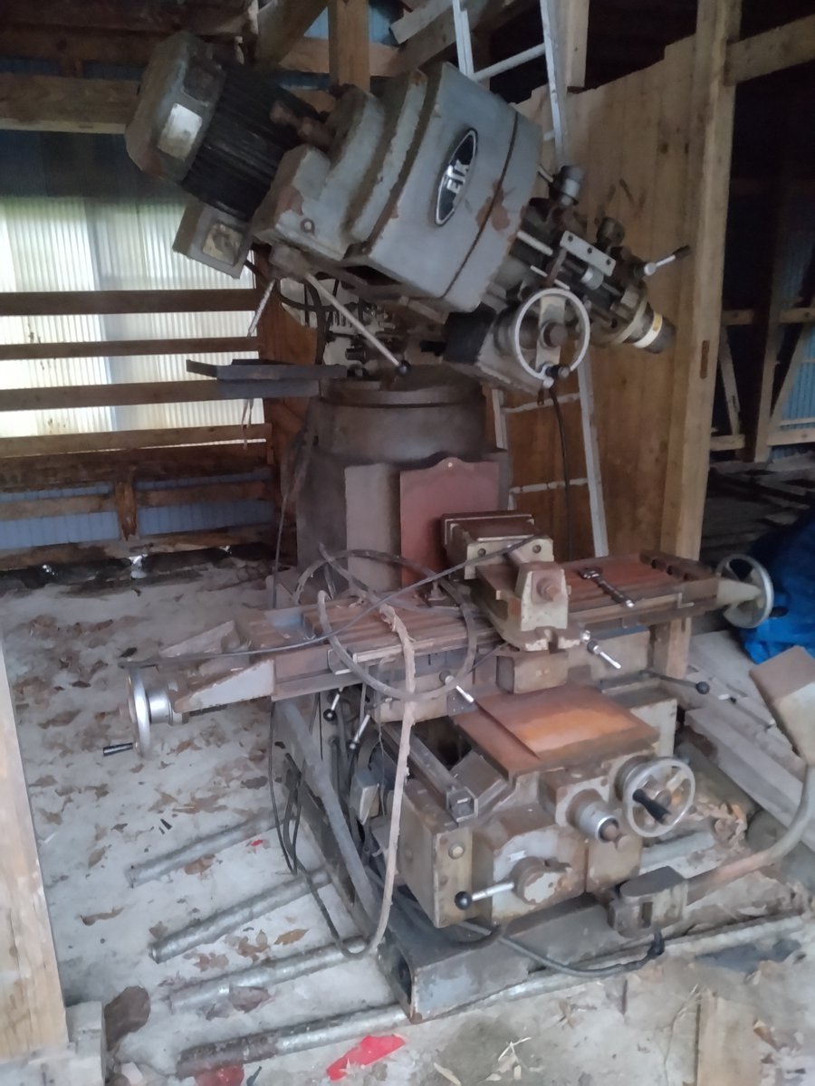 Mk22Mod0's tweet photo. フライス盤がユニックで持ち上がらないorz
4トンなら上がると思うけど道が通れない…
どうやって搬入したんだっけ?
2トンユニック、ガッチャ4つで4万超えて運べないなんて辛い。 https://t.co/elHtVmzN7Q