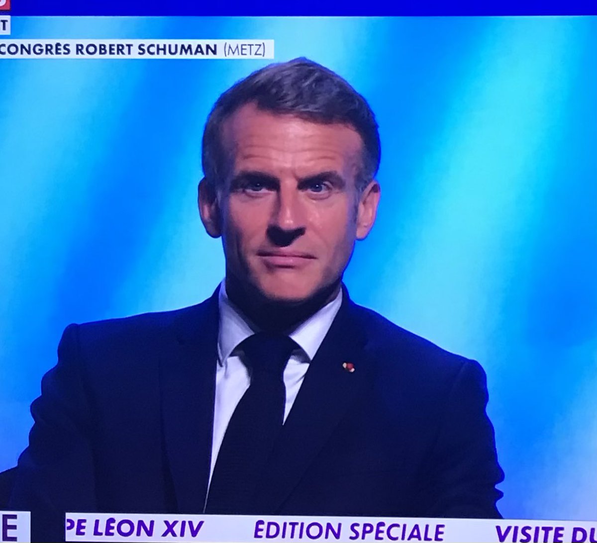 anne2br's tweet photo. Le discours du Pape Léon XIV à Metz est fondateur. Il redresse une à une les colonnes de l'Europe telle qu'elle doit être.
Macron en PLS absolue. Barrot pas mieux.
"L'Europe est chrétienne"
"L'Europe a été créée pour maintenir la paix"
"Pour la paix, l'Europe doit accepter des concessions, stop aux dépenses militaires"
"L'Europe doit accueillir les réfugiés et les migrants en les intégrant selon nos valeurs"
"Jeunes européens n'ayez pas peur de fonder une famille"
"La vie dans la dignité : de l'embryon au dernier jour"