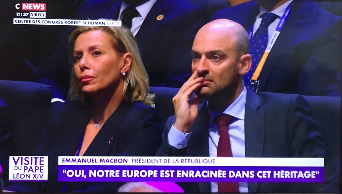 anne2br's tweet photo. Le discours du Pape Léon XIV à Metz est fondateur. Il redresse une à une les colonnes de l'Europe telle qu'elle doit être.
Macron en PLS absolue. Barrot pas mieux.
"L'Europe est chrétienne"
"L'Europe a été créée pour maintenir la paix"
"Pour la paix, l'Europe doit accepter des concessions, stop aux dépenses militaires"
"L'Europe doit accueillir les réfugiés et les migrants en les intégrant selon nos valeurs"
"Jeunes européens n'ayez pas peur de fonder une famille"
"La vie dans la dignité : de l'embryon au dernier jour"