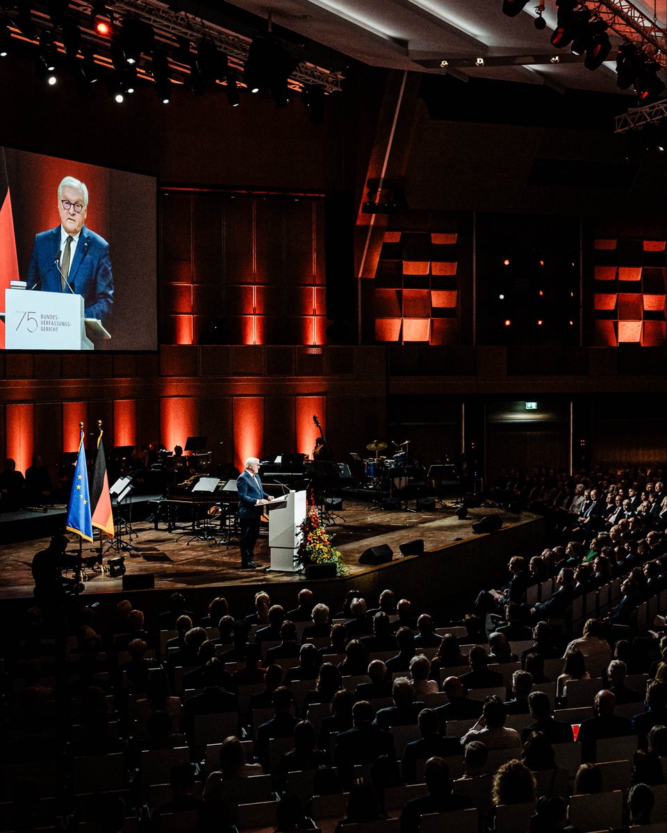BPrSprecherin's tweet photo. "Das Bundesverfassungsgericht hat maßgeblich dazu beigetragen, dass unsere zweite deutsche Demokratie eine Erfolgsgeschichte geworden ist. Ein starkes Bundesverfassungsgericht ist Teil der Resilienz unserer Demokratie.“ BPr Steinmeier am 75. Jubiläum des @BVerfG in Karlsruhe. 1/3 https://t.co/FgF6PxzMco