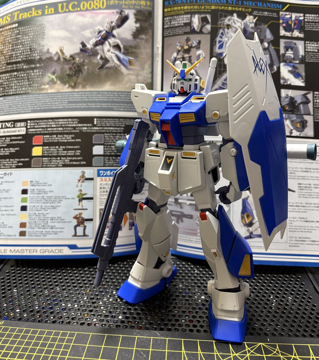 averu112233's tweet photo. MGアレックス（ガンダムNT-1）完成しました🙌アレックスが大好きだ〜😆チョバム・アーマーも好きだけど、アーマーから解き放たれたコノ…フォルム・カラーリング…最高です😍　#みりプラ　#ガンプラ好きと繋がりたい https://t.co/14jXU6uuvY