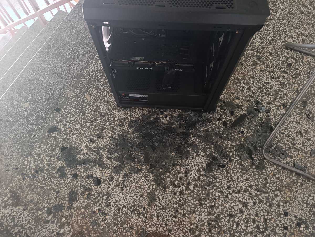 RikeTCO's tweet photo. @Julia_CaSsian Same thing happened to me a week ago. Took it outside to blow out the dust. Got few cuts but nothing major. https://t.co/xZKDnWWQzD
