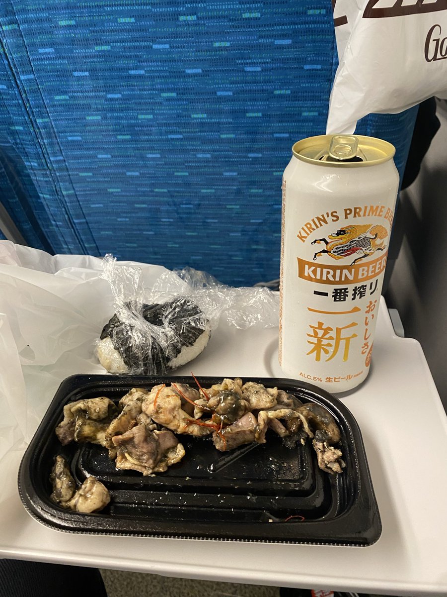 honshu_1's tweet photo. そんな投稿してたら、弟がピースウイングの代表戦⚽️を観に行ってるとLINEが。😱
いいなぁ〜。

今帰りの新幹線だからテレビすら見れてない兄です。せめてものキリン🍺笑 https://t.co/pcK2nR5CCg