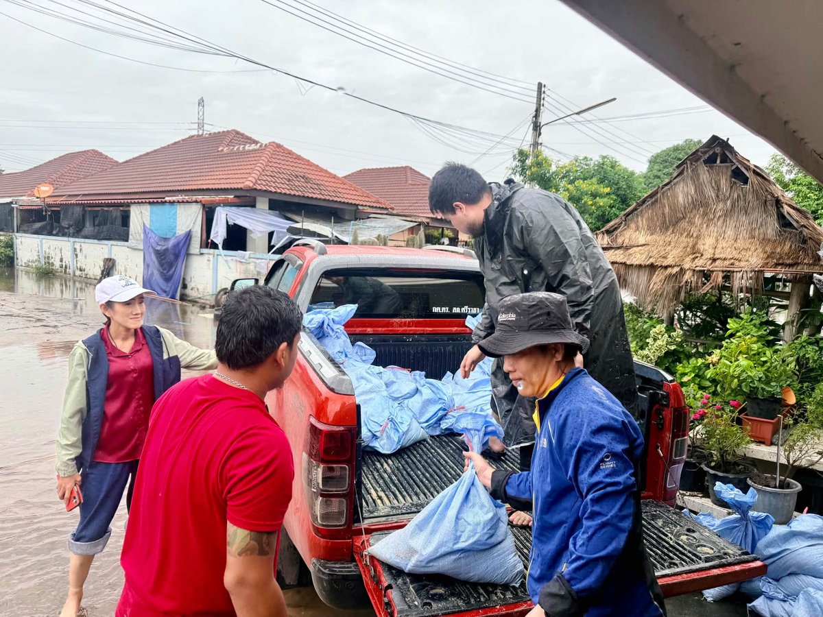 PPLEThai's tweet photo. [ น้ำท่วมภาคตะวันออก วิกฤตหนักหลายจังหวัด พรรคประชาชนลงพื้นที่ช่วยเหลือต่อเนื่อง ]

สถานการณ์น้ำท่วมในพื้นที่ภาคตะวันออกขณะนี้ยังอยู่ในขั้นวิกฤตและน่าเป็นห่วงอย่างยิ่ง ฝนที่ยังคงตกหนักลงมาอย่างต่อเนื่องทำให้อ่างเก็บน้ำตอนบนหลายแห่งปริมาณน้ำเต็มความจุและจำเป็นต้องเร่งระบายน้ำออก ส่งผลให้จังหวัดจันทบุรี ระยอง ปราจีนบุรี ฉะเชิงเทรา และนครนายก มีระดับน้ำท่วมสูงกว่า 1 เมตร และยังคงมีแนวโน้มเพิ่มสูงขึ้นอย่างต่อเนื่อง

จุดที่ต้องเฝ้าระวังเร่งด่วนที่สุดในขณะนี้คือ อำเภอแกลง จังหวัดระยอง เนื่องจากอ่างเก็บน้ำคลองระโอก หรืออ่างเก็บน้ำเขาจุก มีความเสี่ยงสูงที่คันเขื่อนด้านข้างจะขาด มวลน้ำได้ทะลักเข้าท่วมอำเภอแกลงอย่างรวดเร็ว โดยบางจุดระดับน้ำเพิ่มสูงขึ้นถึง 1 ถึง 1.50 เมตร ประชาชนจำต้องเร่งอพยพด่วนขึ้นที่สูงช่วงกลางดึกโดยไม่ทันตั้งตัวและไม่สามารถขนย้ายสิ่งของออกมาได้ทัน ขณะที่บริเวณรอบนอกของอำเภอเมือง โดยเฉพาะตำบลทับมา ปริมาณน้ำเพิ่มสูงขึ้นเร็วมากจนองค์กรปกครองส่วนท้องถิ่นเริ่มรับมือไม่ทัน

ด้านจังหวัดปราจีนบุรี ปริมาณน้ำเพิ่มสูงขึ้นเร็วมากถึงชั่วโมงละ 8 เซนติเมตร โดยในพื้นที่อำเภอกบินทร์บุรี มวลน้ำได้ท่วมตัดขาดทางหลวงหมายเลข 304 จนรถไม่สามารถผ่านได้ ส่วนอำเภอศรีมหาโพธิ์บางช่วงมีน้ำท่วมสูงประมาณ 1 เมตร สำหรับจังหวัดจันทบุรี แม้ปริมาณน้ำจะเพิ่มขึ้นเล็กน้อยแต่กระจายกินพื้นที่กว้างและกระแสน้ำไหลเชี่ยวแรงขึ้น โดยเฉพาะในอำเภอแก่งหางแมวและอำเหนายนายอามที่ได้รับผลกระทบหนักจนหลายหมู่บ้านถูกตัดขาดจากโลกภายนอก

สำหรับฉะเชิงเทรา สถานการณ์น่ากังวลที่สุดอยู่ในพื้นที่ตำบลหนองแหน อำเภอพนมสารคาม เนื่องจากเป็นพื้นที่ทิ้งกากขยะอุตสาหกรรม มวลน้ำจึงพัดพาเอาสารเคมีปนเปื้อนกระจายออกไปในวงกว้าง ส่วนในพื้นที่ตำบลลาดกระทิง รถเล็กไม่สามารถผ่านได้ และพื้นที่อำเภอบางคล้าระดับน้ำกำลังเพิ่มสูงขึ้นเช่นกัน 

ขณะที่จังหวัดสระแก้ว ปริมาณน้ำยังคงทรงตัวและท่วมขังเป็นบริเวณกว้าง โดยเส้นทางไปอำเภออรัญประเทศถูกน้ำท่วมถึงระดับผิวจราจร ส่วนจังหวัดชลบุรี อำเภอพนัสนิคมระดับน้ำเริ่มลดลงแล้ว แต่ยังคงมีน้ำท่วมขังในบริเวณพื้นที่ตลาด 

ทีมงานพรรคประชาชน ทั้ง สจ. สท. และอดีตผู้สมัคร ได้ร่วมกันตั้งโรงครัวในหลายพื้นที่ เพื่อผลิตข้าวกล่องส่งมอบให้ผู้ประสบภัย และประสานหน่วยงานที่เกี่ยวข้อง ให้นำรถหกล้อและเรือเข้าไปช่วยเหลือประชาชนที่ติดค้างอยู่ในพื้นที่ ไม่สามารถหนีน้ำออกมาได้

ขณะนี้ พื้นที่ภาคตะวันออกขาดแคลนปัจจัยสี่อย่างหนัก ทั้งอาหาร น้ำดื่ม ยารักษาโรค ผ้าอนามัย ของใช้สำหรับเด็กเล็ก รวมถึงอาหารสุนัขและแมว ทีมงาน สส. และอาสาสมัครพรรคประชาชนในพื้นที่กำลังเร่งระดมกำลังเข้าให้ความช่วยเหลือและอพยพประชาชนอย่างสุดความสามารถ