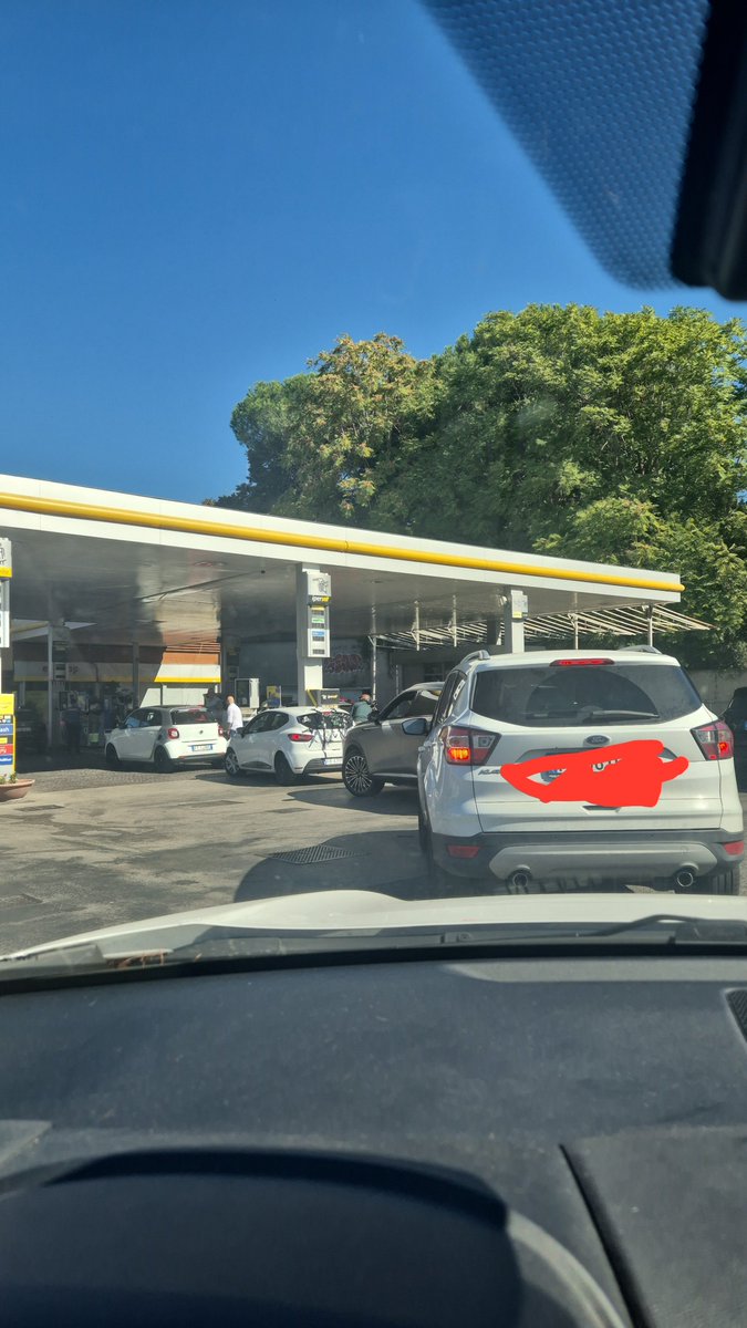 gaiatortora's tweet photo. Ho fatto benzina a 1.99 e mi sono emozionata! #lacosagiusta https://t.co/GFSg3Qbhxr