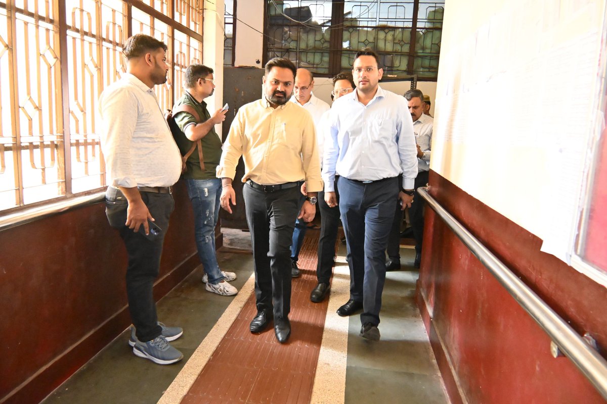 DMKanpur's tweet photo. विकास भवन स्थित विभिन्न विभागीय कार्यालयों एवं पटलों का औचक निरीक्षण कर संचालित जनकल्याणकारी योजनाओं की प्रगति व लंबित प्रकरणों की गहन समीक्षा की गई। इस दौरान अधिकारियों को स्पष्ट निर्देश दिए गए कि सभी लंबित मामलों का त्वरित व गुणवत्तापूर्ण निस्तारण कर पात्र लाभार्थियों को अविलंब लाभान्वित किया जाए, साथ ही आमजन की सुविधा और पारदर्शिता हेतु प्रत्येक पटल पर योजनाओं की जानकारी से संबंधित फ्लैक्स अनिवार्य रूप से प्रदर्शित किए जाएं। @CMOfficeUP
@InfoDeptUP @MSTawarIAS