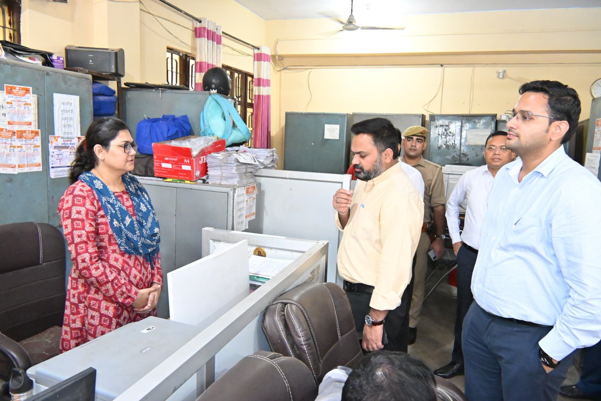 DMKanpur's tweet photo. विकास भवन स्थित विभिन्न विभागीय कार्यालयों एवं पटलों का औचक निरीक्षण कर संचालित जनकल्याणकारी योजनाओं की प्रगति व लंबित प्रकरणों की गहन समीक्षा की गई। इस दौरान अधिकारियों को स्पष्ट निर्देश दिए गए कि सभी लंबित मामलों का त्वरित व गुणवत्तापूर्ण निस्तारण कर पात्र लाभार्थियों को अविलंब लाभान्वित किया जाए, साथ ही आमजन की सुविधा और पारदर्शिता हेतु प्रत्येक पटल पर योजनाओं की जानकारी से संबंधित फ्लैक्स अनिवार्य रूप से प्रदर्शित किए जाएं। @CMOfficeUP
@InfoDeptUP @MSTawarIAS