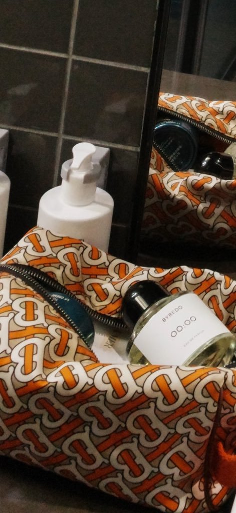 stoptherainee's tweet photo. Kun's essentials bag is so him ndjsjxnndz Balenciaga na nga orange pa https://t.co/WrmuTHznXR