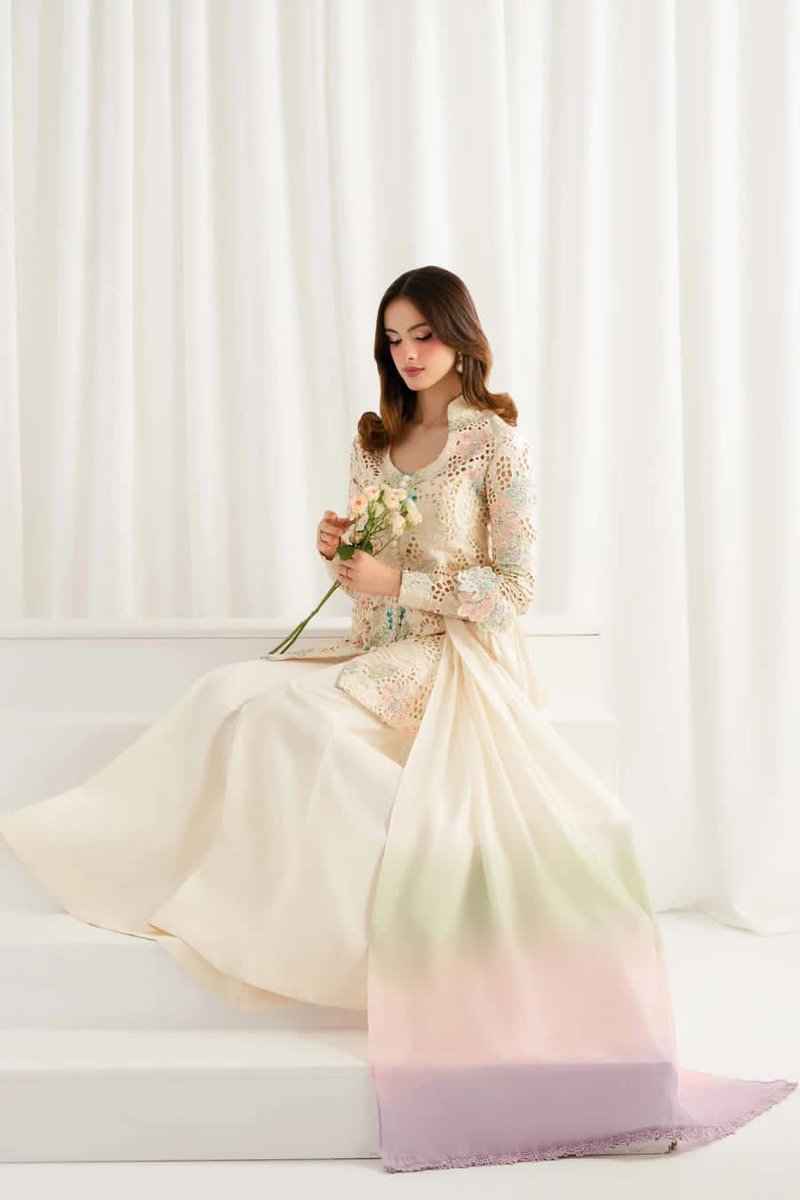 RangRoshni's tweet photo. Beautiful winter dressing starts with the right details. Explore elegant Pakistani outfits for women by RangRoshni. โจ
#PakistaniFashion #WinterStyle #WomensFashion #PakistaniWear #RangRoshni https://t.co/vgBVNNMe9J