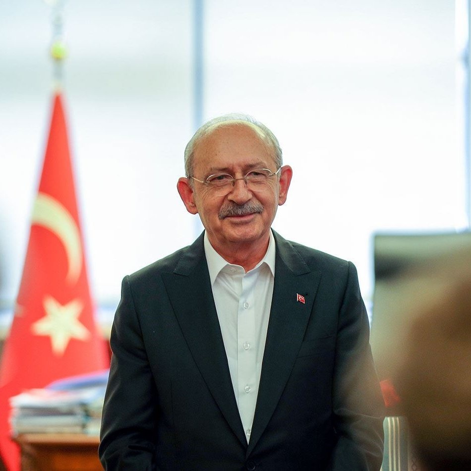 izmirgibiyiz's tweet photo. Kemal Kılıçdaroğlu: "Bize en olumsuz bakan kişiyi getirin, 1 saatte CHP'ye oy verir hale getiririm." https://t.co/lYvGMGXY0T