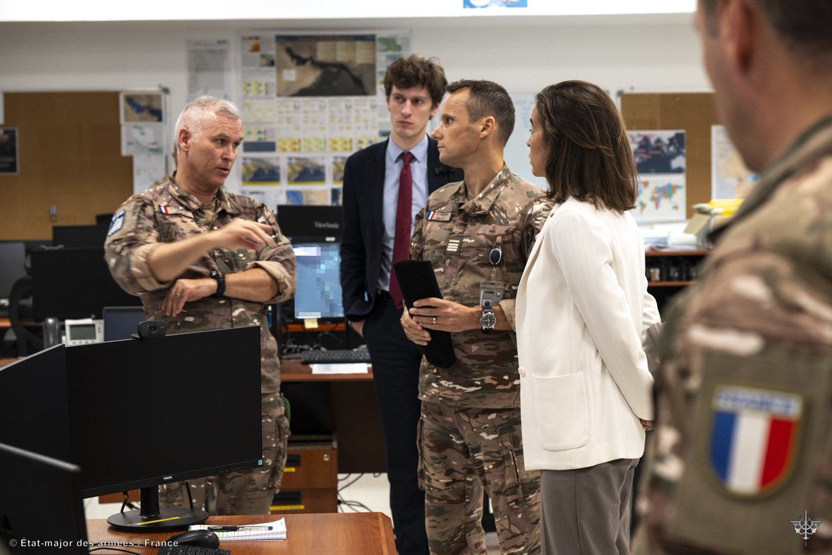 FFEAU_ALINDIEN's tweet photo. 📍 Abou Dabi l L’ambassadrice de France aux Émirats arabes unis à la rencontre des FFEAU

Le 25 septembre, le contre-amiral Yannick Bossu, commandant les Forces françaises stationnées aux Émirats arabes unis (FFEAU) et la zone maritime océan Indien, a accueilli Madame Marie Audouard, ambassadrice de France aux Émirats arabes unis, à la base navale française.

Elle a découvert les installations de la base et assisté à une présentation des opérations conduites par les forces françaises dans la région.

Cette visite a surtout permis d’aller à la rencontre de militaires des armées, directions et services. Soldats, marins et aviateurs ont échangé avec l’ambassadrice sur leurs missions et leur engagement au service des intérêts de la France, dans une région aux enjeux stratégiques majeurs. Un moment privilégié qui souligne l’importance de la présence militaire française aux EAU et l’engagement de celles et ceux qui contribuent chaque jour aux opérations dans la zone de responsabilité permanente.

@FranceEmirats

#FFEAU #Défense #Diplomatie #Coopération
