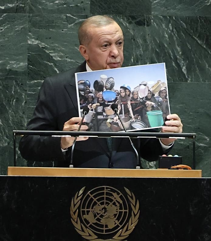 Atakan_Ckmky's tweet photo. BM konuşmasında Erdoğan terörizmden bahsederken israil’li heyet salonu terk etti.

Bir gün sonra da İran; terörizmden bahsetti ve Abd heyeti salonu terk etti.

Meramımız odur ki gocunan bloğun terörizmi birdir, ortaktır.
Aynı şekilde gocunduran mücadeleci blok, neden bir olmasın? https://t.co/szMU0EBH86