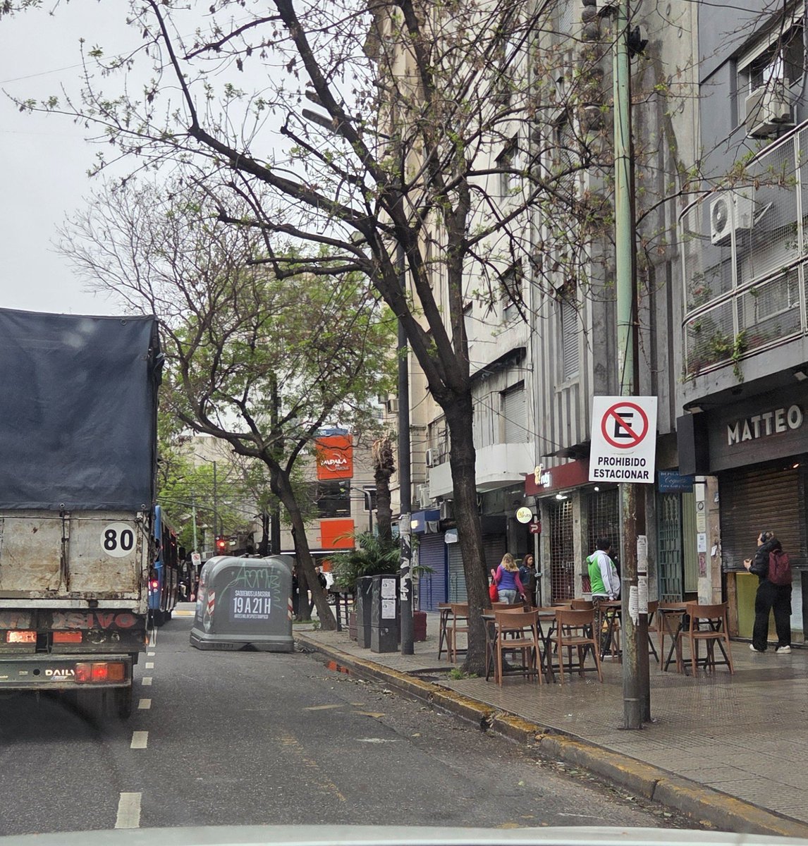 rauldemariat's tweet photo. Hola @gcba. Cuál es el objeto de prohibir estacionar a la derecha y en el mismo carril meter el tacho de basura qué ocupa el mismo espacio que  un auto estacionado? https://t.co/IVadlNNKuz