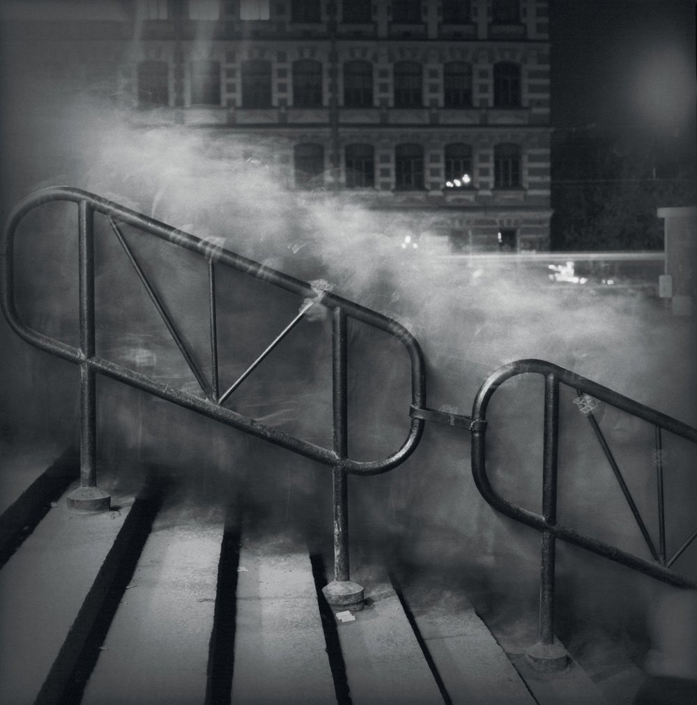 eyeonaxis's tweet photo. City of Shadows. Saint Petersburg, Russia, 1990s. Photo by Alexey Titarenko. 

After the fall of the USSR, despair and alienation settled over the city. Feeling this most near metro stations, Titarenko used long exposures of several seconds, sometimes minutes, turning the crowds into shadowy figures.