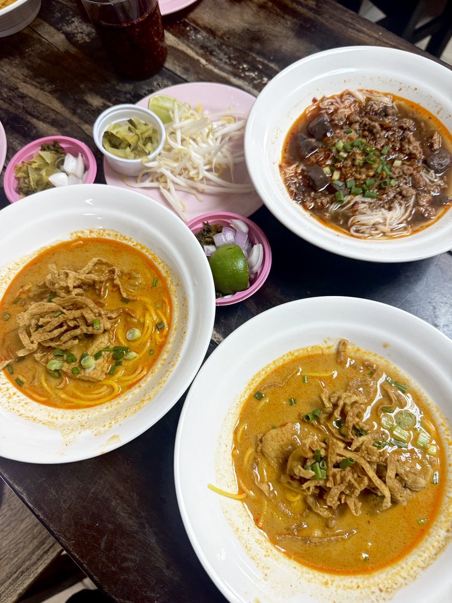Janniwa's tweet photo. ถ้าข้าวซอยกรุงเทพ ส่วนตัวชอบร้านนี้มากค่ะ ขอให้ no.1 ยังไม่มีใครเทียบได้ น้ำเงี้ยวป้าสุข ก๋วยเตี๋ยวสิบสองปันนา ซอยสีลม 3
ช่วงเที่ยงมีคนต่อแถวตลอด แต่รันคิวเร็ว

ข้าวซอยอร่อยมากกก กินสองชามตลอด ถูกจริตมากก เส้นจะแบบกลมๆ เหมือนสปาเกตตี น้ำนัวสุดๆ มีน้ำเงี้ยวด้วย 10/10 ให้เลยยยยยย 🥹💖