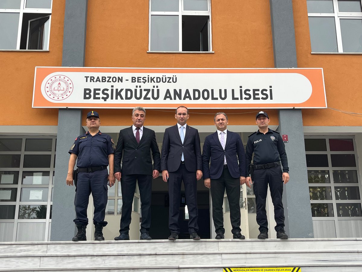 bduzukaymakamlg's tweet photo. 📌İlçemiz Kaymakamı Sayın Muammer SARIDOĞAN, Beşikdüzü Anadolu Lisesini ziyaret ettiler.

Okulun eğitim-öğretim faaliyetleri hakkında okul yönetiminden bilgi alan Kaymakamımız, öğretmenler ve öğrencilerle de bir araya gelerek derslerinde başarılar dilediler.🏫📚🇹🇷 https://t.co/FUaPDwGcls