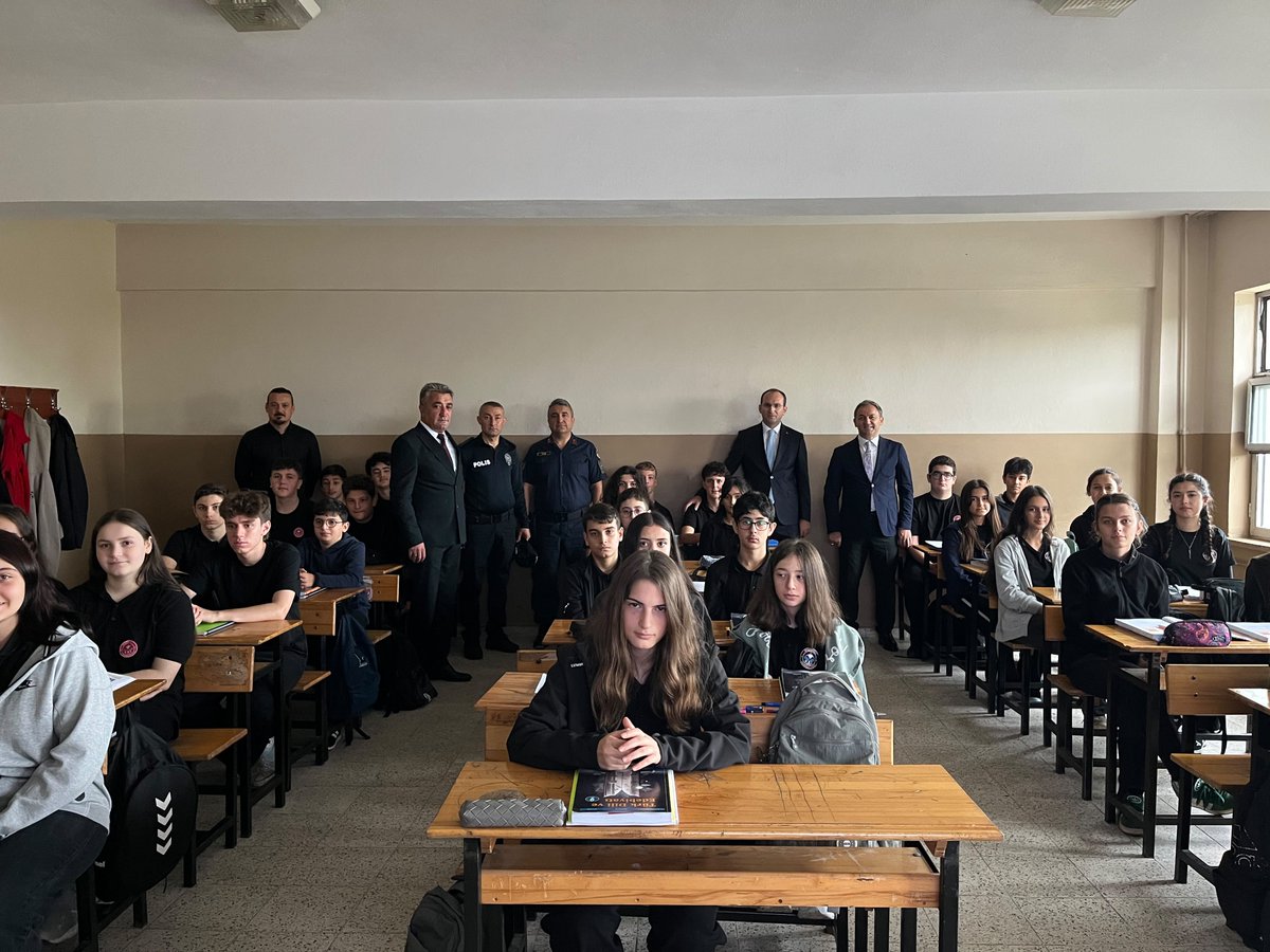 bduzukaymakamlg's tweet photo. 📌İlçemiz Kaymakamı Sayın Muammer SARIDOĞAN, Beşikdüzü Anadolu Lisesini ziyaret ettiler.

Okulun eğitim-öğretim faaliyetleri hakkında okul yönetiminden bilgi alan Kaymakamımız, öğretmenler ve öğrencilerle de bir araya gelerek derslerinde başarılar dilediler.🏫📚🇹🇷 https://t.co/FUaPDwGcls