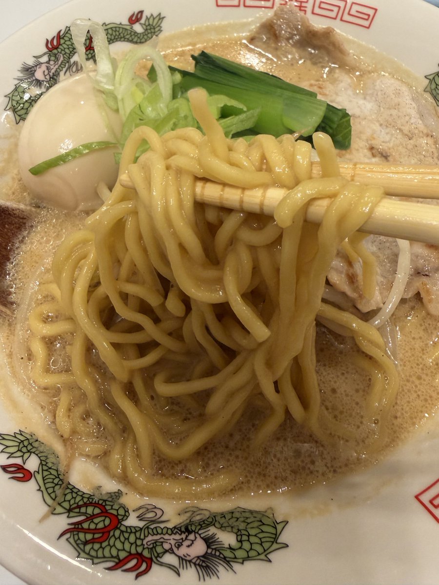 camcamxx's tweet photo. #おうちラーメン
薄切り豚ロースを醤油で焼きつけて
チャーシューに見立てました！
豆乳仕立ての豚骨風味噌らーめん
「お店みたい！」と言っていただけました^ ^ わーい🙌 https://t.co/fqmEzQCyid