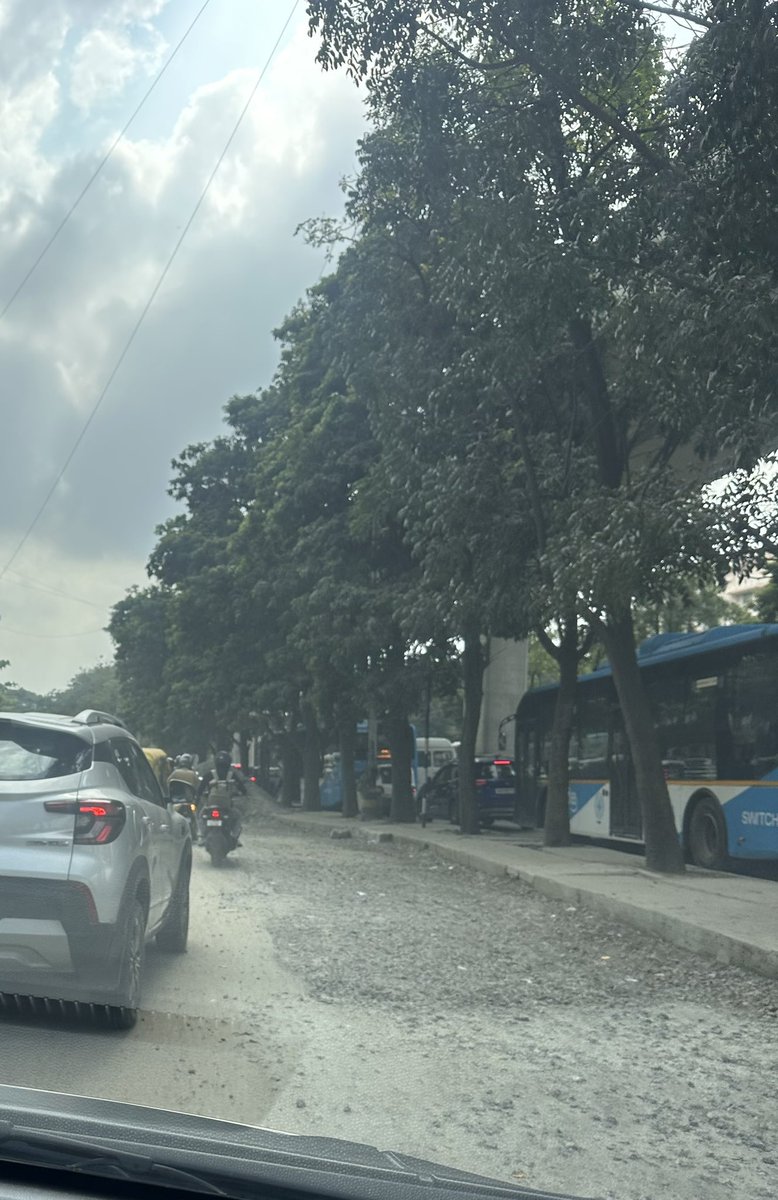 arunkmurthy's tweet photo. 2.5 hrs to reach office! +21 and then suddenly +31 mins! Officials sitting in offices by delaying or not monitoring the issues on road should be held accountable. Look at the silk board service road one lane unusable!! 
@ChristinMP_ @Tejasvi_Surya @sumanthchandar @krishna_twiing https://t.co/B7ydZcGiAP