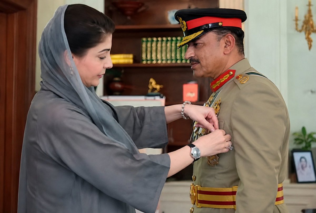 Namkeen_Hakeem's tweet photo. یاد رکھیں پاکستان میں کوئی اسٹیبلشمنٹ نہیں ہے۔

ایک اشتہاری قسم کا rougue آرمی چیف ہے جو خود کو اسٹیبلشمنٹ کہلواتا ہے۔

باقی دنیا میں ایسا نہیں ہے۔ وہاں اسٹیبلشمنٹ ہوتی ہے اور اسے عوام میں اپنے امیج کا  بہت خیال ہوتا ہے۔

عاصم منیر کو صرف اپنے اور شریف خاندان کے اقتدار کا خیال ہے۔ اس کے لئے اس نے فوج کے خلاف عوام میں بےپناہ نفرت پیدا کر دی ہے جو ٹائم بم بن چکی ہے اور وقت مقررہ پر پھٹ جائے گی۔