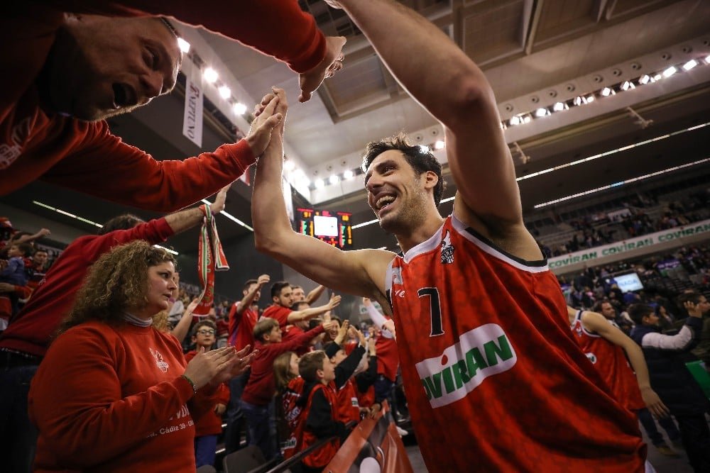 josempuertas's tweet photo. @CoviranGranada En esos primeros diez años del club prácticamente todo le salía de cara. Con un discurso sensato firmó una de las historias más bonitas del baloncesto español contemporáneo: de 1a Nacional a @ACBCOM en 10 años, solo con ascensos deportivos (2/9). https://t.co/oWqQe2mfFK
