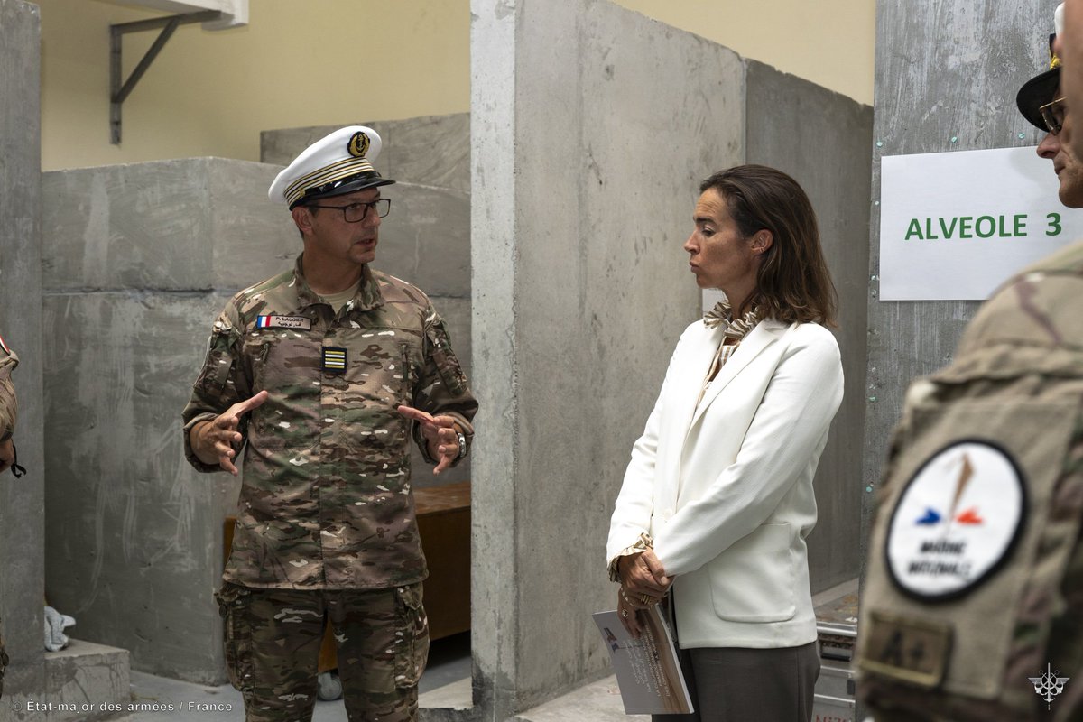 FFEAU_ALINDIEN's tweet photo. 📍 Abou Dabi l L’ambassadrice de France aux Émirats arabes unis à la rencontre des FFEAU

Le 25 septembre, le contre-amiral Yannick Bossu, commandant les Forces françaises stationnées aux Émirats arabes unis (FFEAU) et la zone maritime océan Indien, a accueilli Madame Marie Audouard, ambassadrice de France aux Émirats arabes unis, à la base navale française.

Elle a découvert les installations de la base et assisté à une présentation des opérations conduites par les forces françaises dans la région.

Cette visite a surtout permis d’aller à la rencontre de militaires des armées, directions et services. Soldats, marins et aviateurs ont échangé avec l’ambassadrice sur leurs missions et leur engagement au service des intérêts de la France, dans une région aux enjeux stratégiques majeurs. Un moment privilégié qui souligne l’importance de la présence militaire française aux EAU et l’engagement de celles et ceux qui contribuent chaque jour aux opérations dans la zone de responsabilité permanente.

@FranceEmirats

#FFEAU #Défense #Diplomatie #Coopération