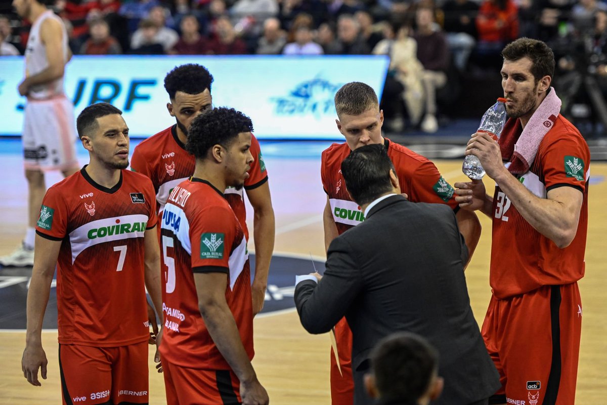 josempuertas's tweet photo. @CoviranGranada @ACBCOM @CBGRANADASAD Mientras la estructura del club no evoluciona y se empiezan a ver las costuras, en la 2024-25 el equipo empieza bien pero se ve incapaz de reaccionar con buen nivel en el mercado a una plaga de lesiones que termina descendiéndole. El proyecto ya deja señales feas (6/9). https://t.co/7Jw3qhg737