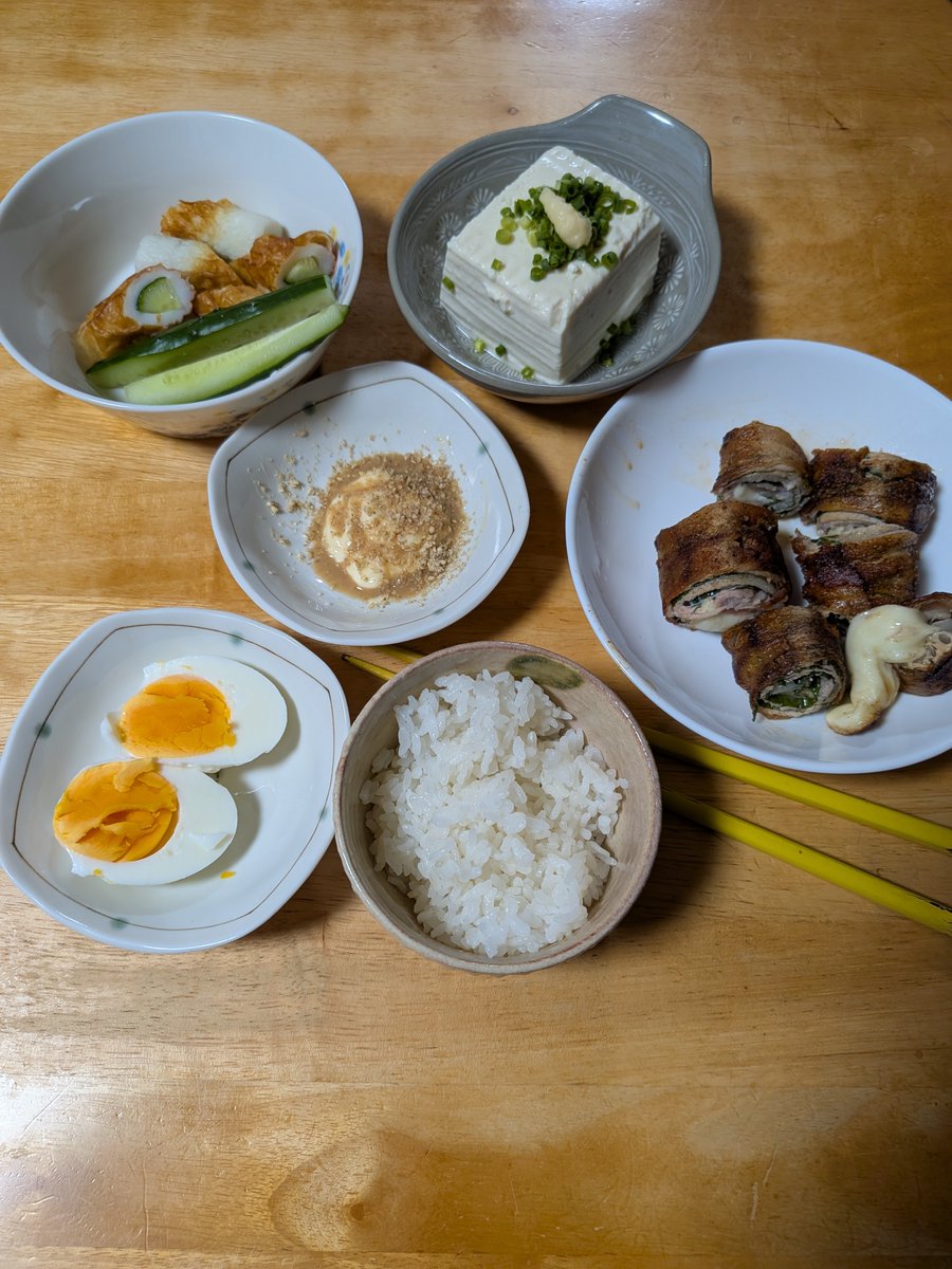 marokoji1's tweet photo. 晩御飯☔
冷奴
竹輪の🥒入れ
ゆで卵🥚
豚バラの青紫蘇チーズ巻 https://t.co/3VkPTL3OPP
