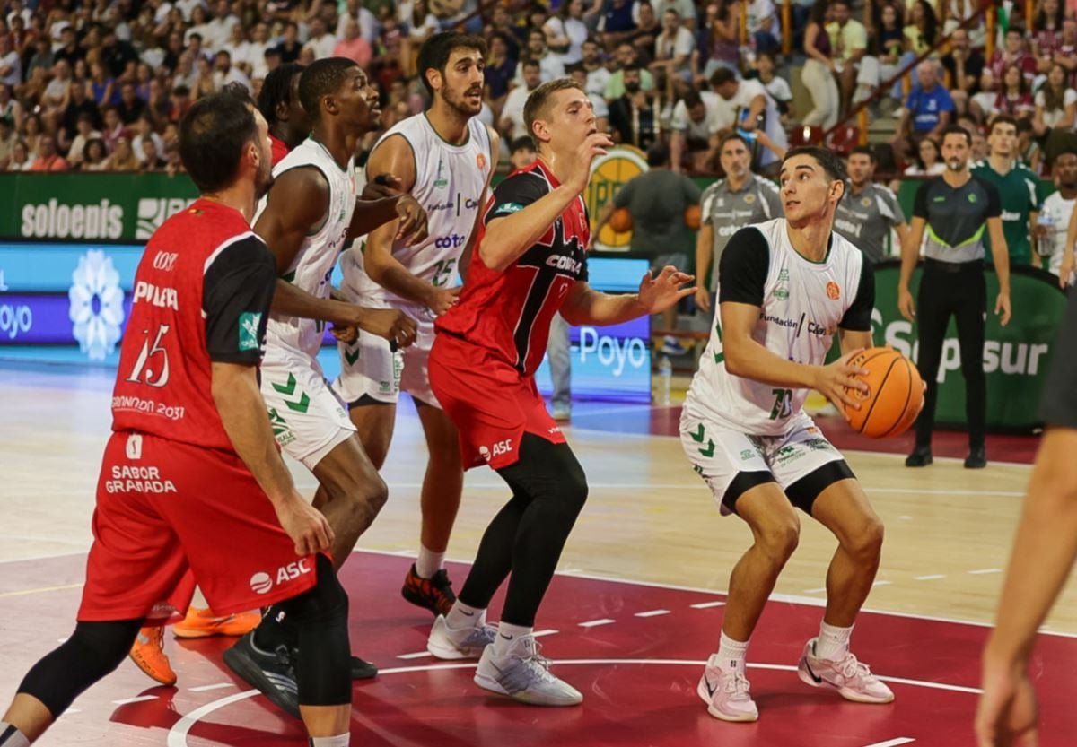 josempuertas's tweet photo. @CoviranGranada @ACBCOM @CBGRANADASAD Y en estas llegamos a la temporada actual, con la "obligación" evidente de aspirar al retorno a la @ACBCOM... y eso que el descenso del Granca libera en cierto modo de presión en el discurso. 
Pero la sensación que hay es que el proyecto ha perdido la magia de otrora. (8/9). https://t.co/z30QE7pC9j