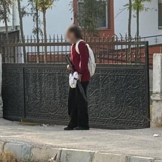 GazeteFont's tweet photo. Van’da bir okulda silah paniği yaşandı. 

Polatoğlu İlk ve Ortaokulu’na gelen kız öğrencinin elindeki pompalı tüfek fark edilerek el konulurken, polis ekipleri olayla ilgili inceleme başlattı. https://t.co/1zrAvKSDOB