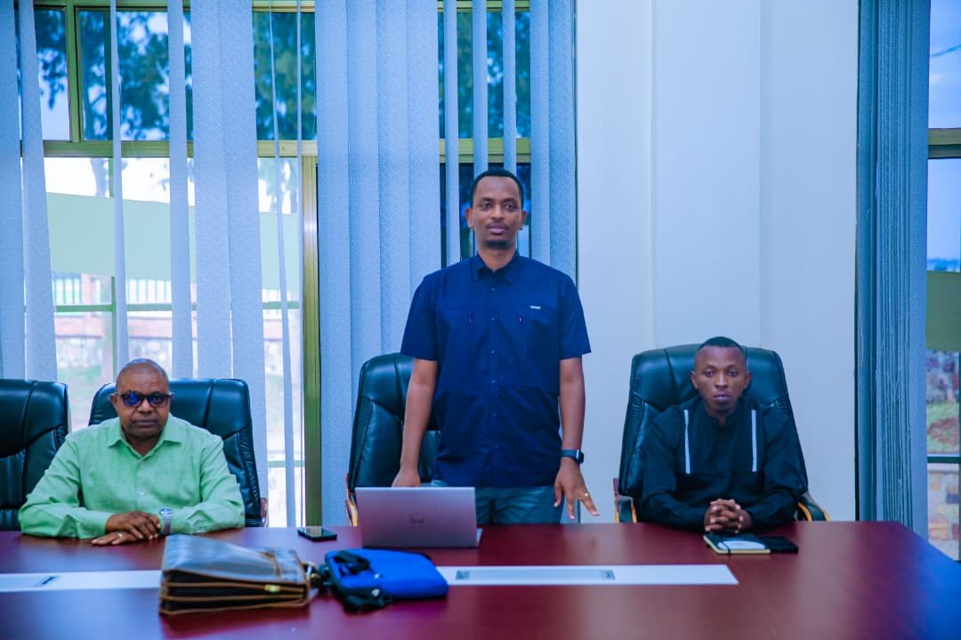 NyanzaDistrict's tweet photo. Twakiriye itsinda rya @RwandaSouth riyobowe n'Umujyanama wa Guverineri,  aho bakiriwe n'umuyobozi Ushinzwe imirimo rusange @NSABIMANAJChri1, mu gikorwa cyo gusuzuma ishyirwa mu bikorwa ry'imihigo y'umwaka wa 2026-2027 Igihembwe cya mbere,imbogamizi no kuganira ku ngamba. https://t.co/Fe2t0JapUY